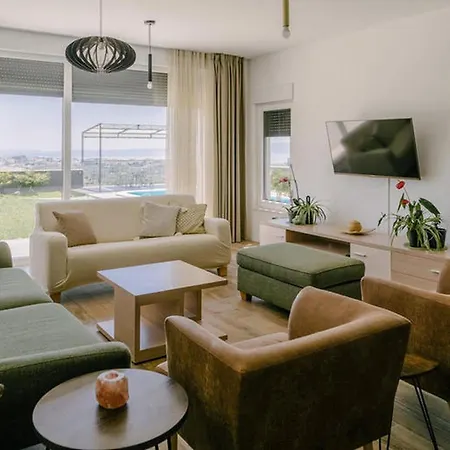 Comfortable And Luxurious Pool Сasa de vacaciones Mravince