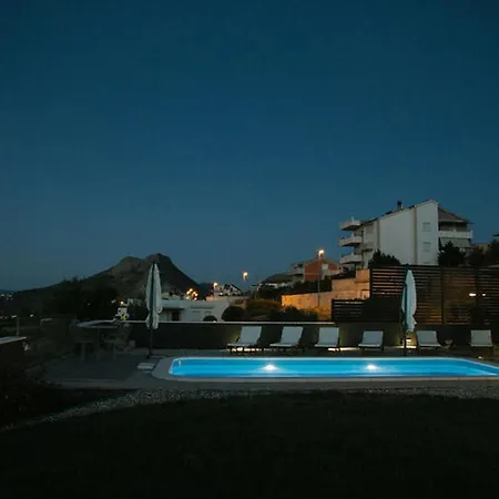 Сasa de vacaciones Comfortable And Luxurious Pool Mravince