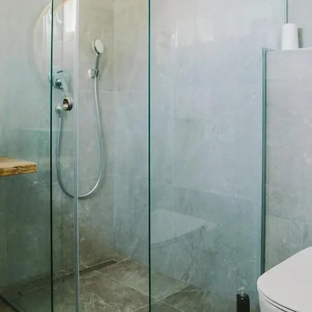 Comfortable And Luxurious Pool