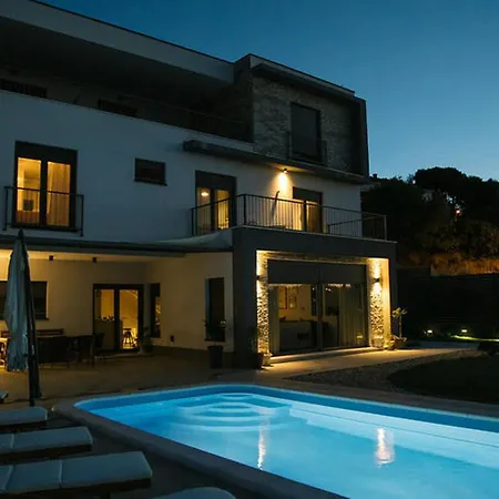 Comfortable And Luxurious Pool Mravince