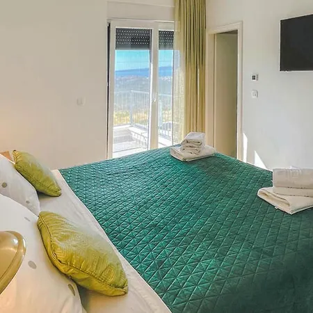 Comfortable And Luxurious Pool Feriehus Mravince