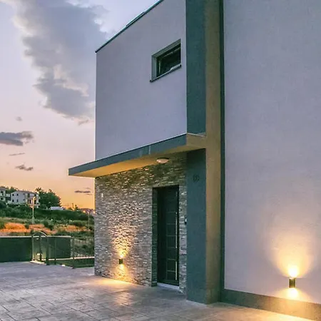 Comfortable And Luxurious Pool 別荘 Mravince